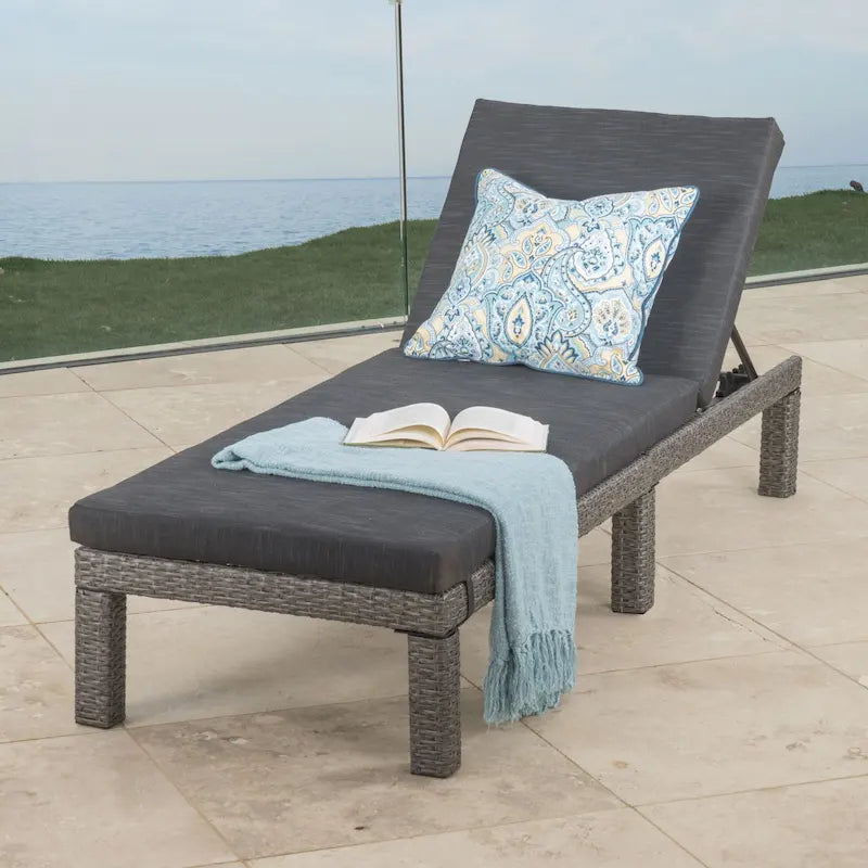 Luxury Outdoor Wicker Lounger