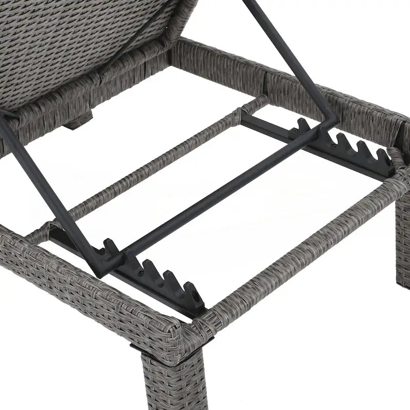 Luxury Outdoor Wicker Lounger