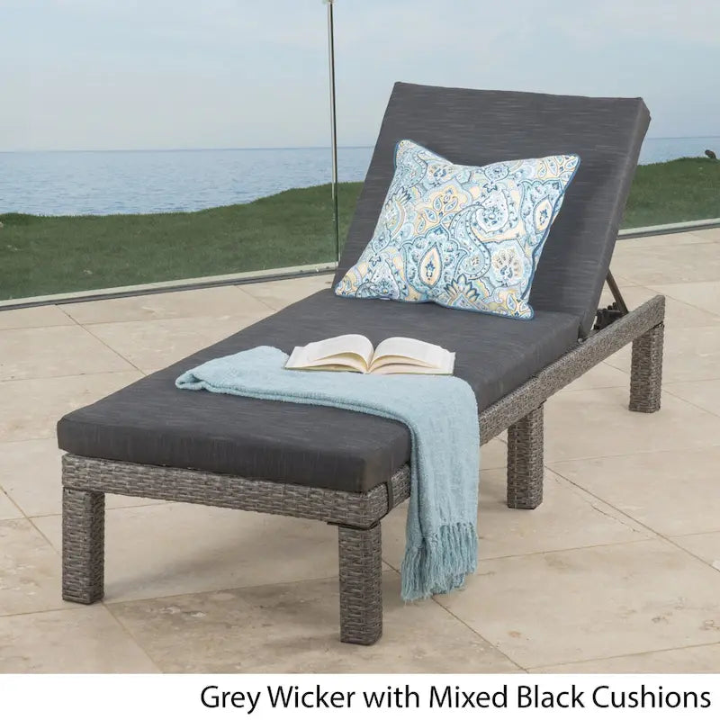 Luxury Outdoor Wicker Lounger