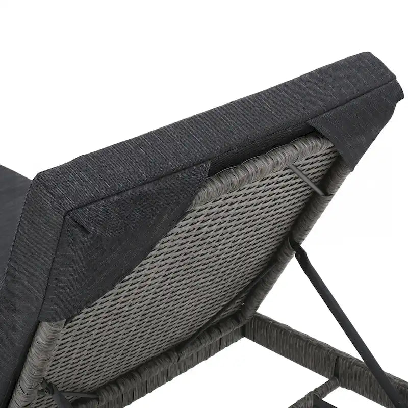 Luxury Outdoor Wicker Lounger